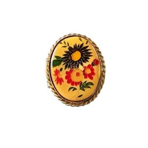 Vintage gold tone floral brooch with braided detailing. Gold line detailing.